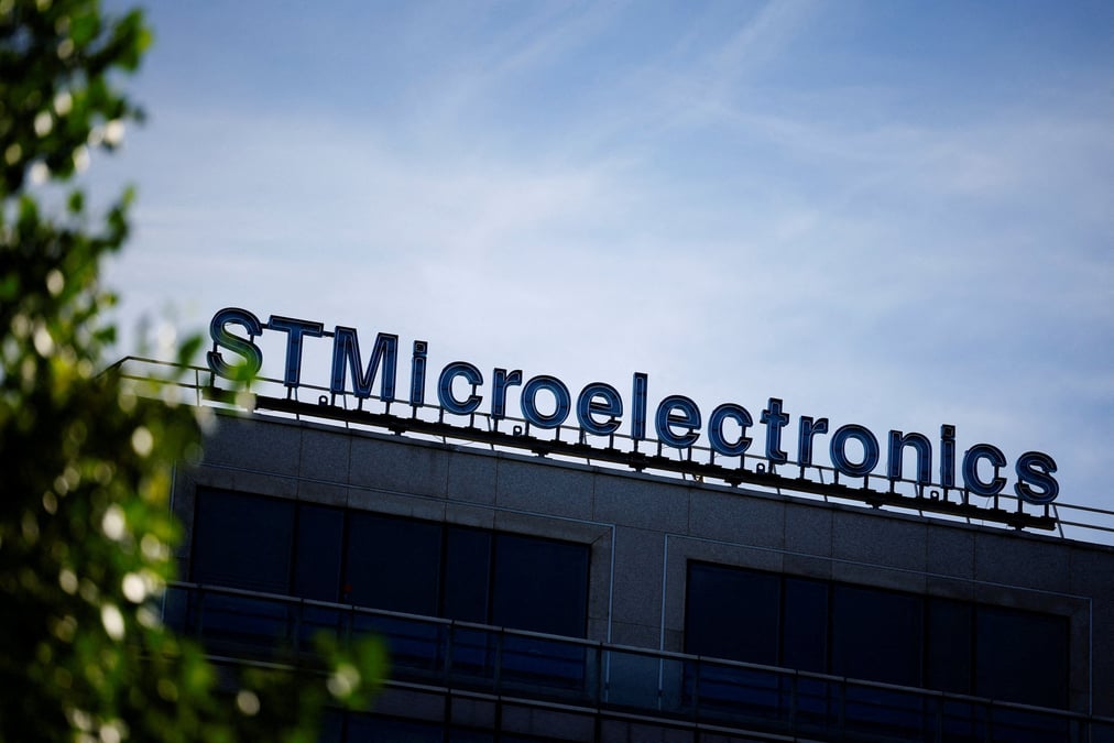 STMicroelectronics, bénéficiaire en 2023 malgré des troisième et quatrième trimestres en recul, connaît un net ralentissement depuis le début de l'année.