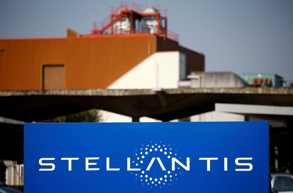 Le logo de stellantis est visible a l'exterieur du batiment de l'entreprise a chartres-de-bretagne, france