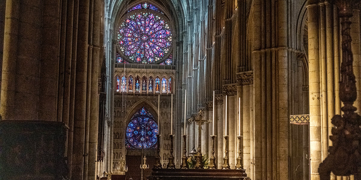 Notre-Dame de Paris s'apprête à rouvrir ses portes, mais la question du remplacement de ses vitraux reste en suspens.