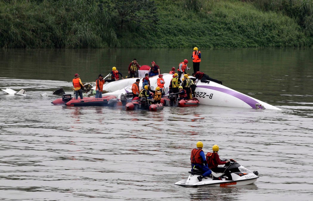 Neuf morts dans un crash aerien a taiwan