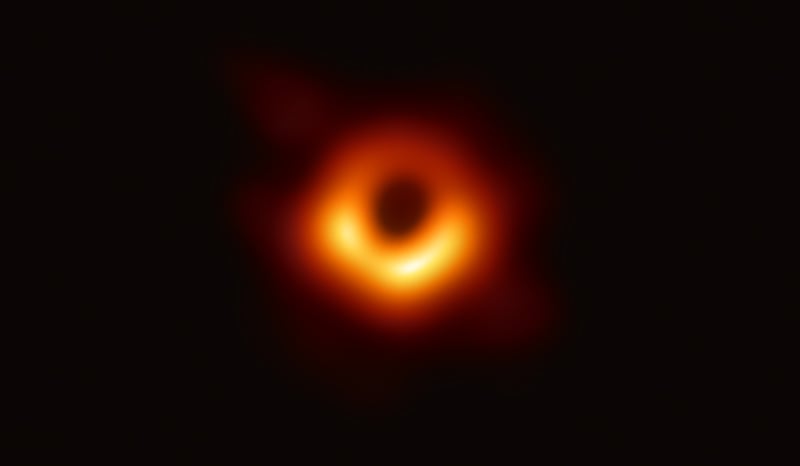 Des scientifiques devoilent la premiere image d'un trou noir