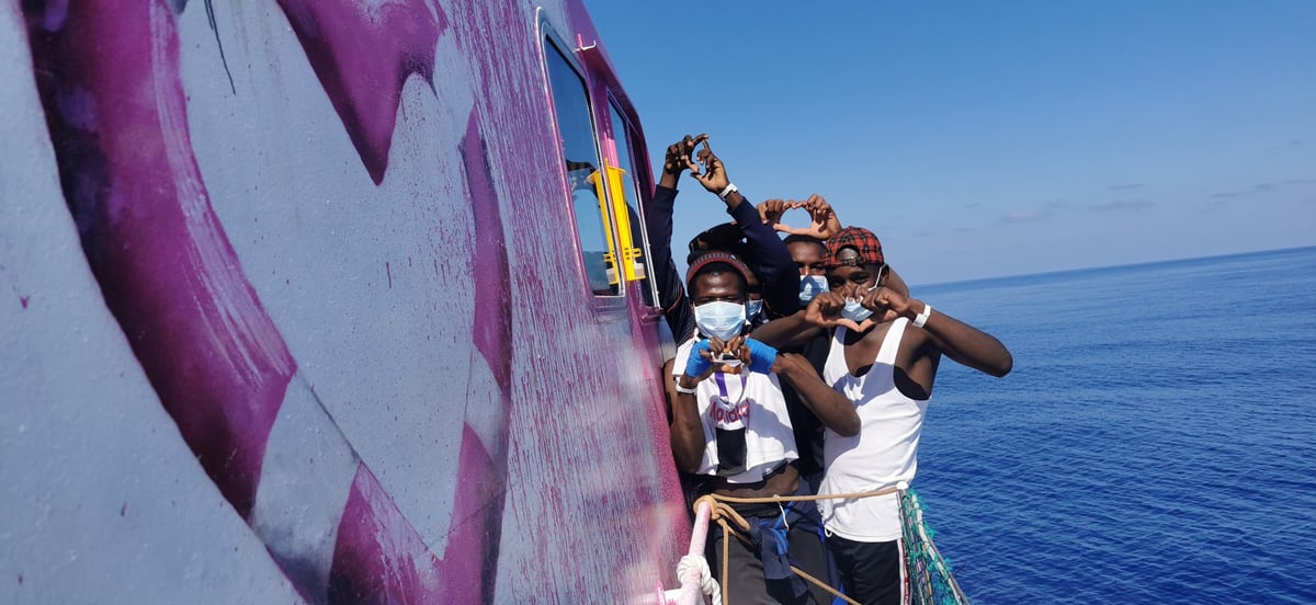 Banksy finance un bateau de secours aux migrants en mediterranee