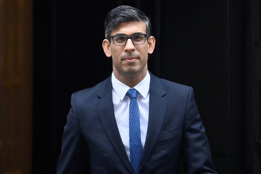 Le premier ministre britannique rishi sunak devant le 10 downing street