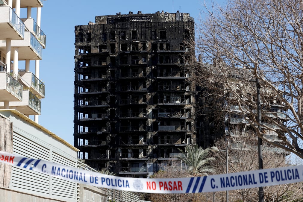 L'immeuble qui a ete frappe par un incendie a valence, en espagne