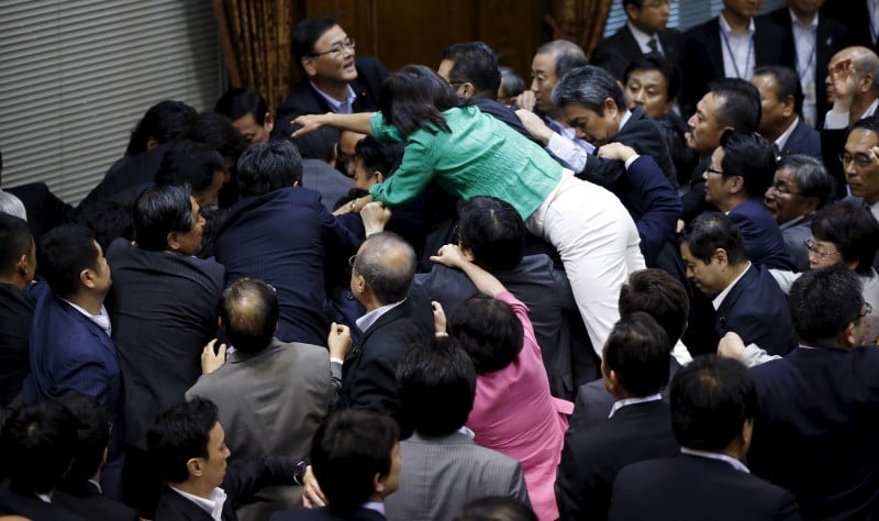Au japon, le projet d'amender la constitution pacifiste avance