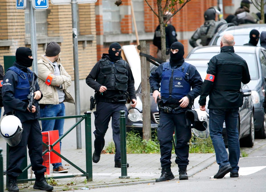 Balles et produits chimiques chez deux suspects belges