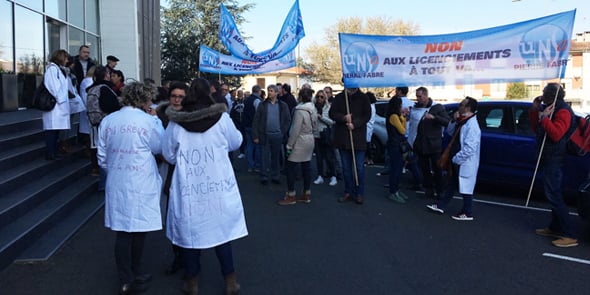 Les manifestants devant le siège des laboratoires Pierre Fabre, lors de la journée de mobilisation du 19 février.