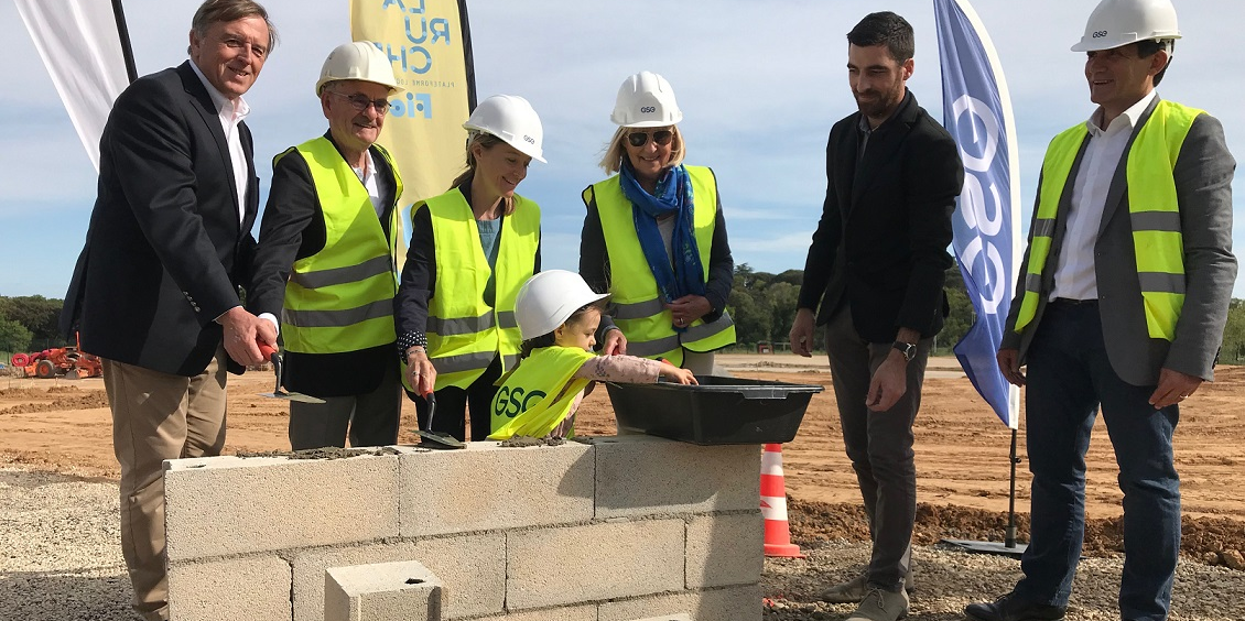 La famille Nouvel, en gilets jaunes, entourée d’Yvan Lachaud, presldent de Nîmes Metropole, et de représentants de GSE, constructeur de l’ensemble immobilier