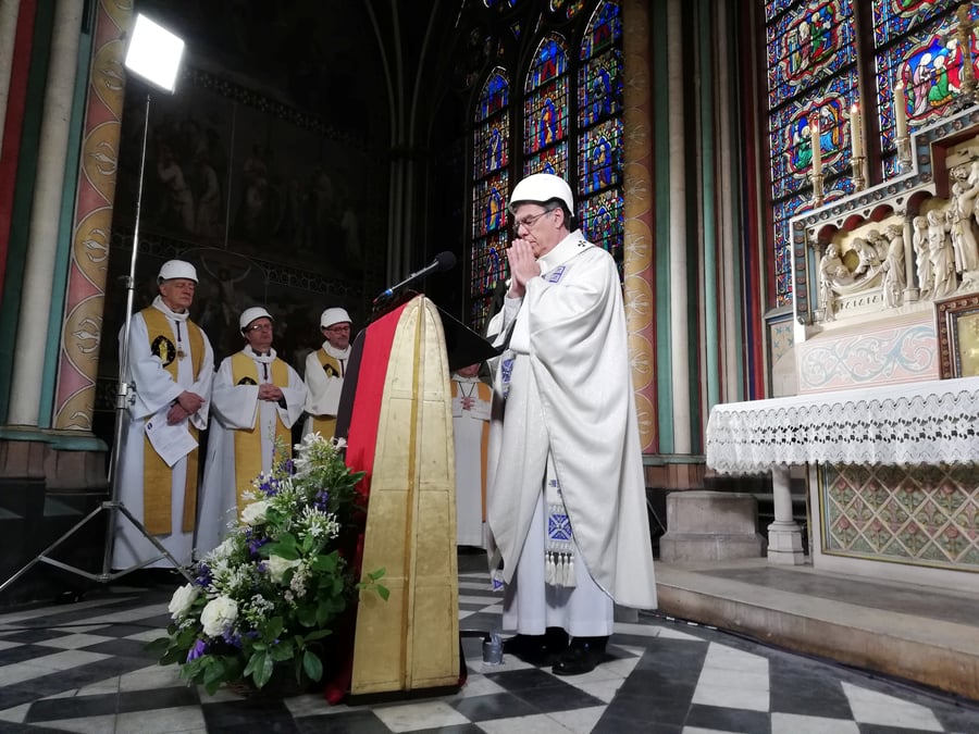 Messe de l'"esperance" a notre-dame, deux mois apres l'incendie