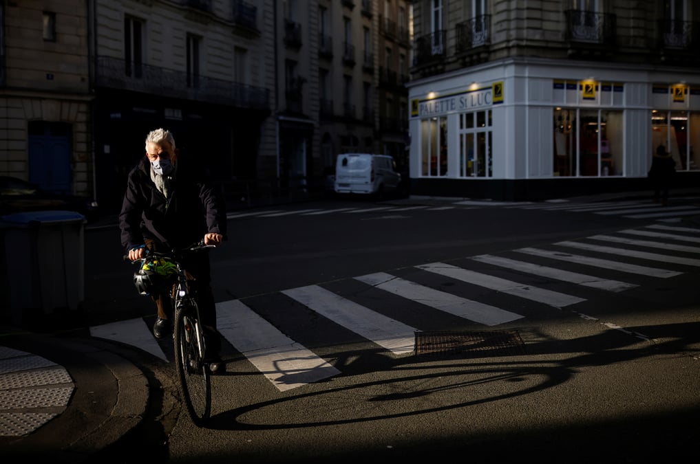 France: le gouvernement freine avant de decider un eventuel reconfinement