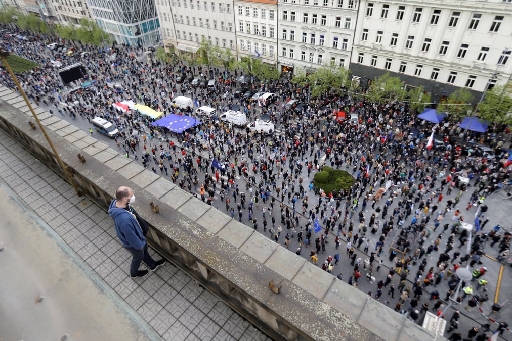 Des milliers de tcheques manifestent contre la position jugee pro-russie du president