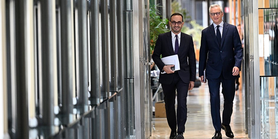 Thomas Cazenave et Bruno Le Maire dans les couloirs du ministère de l’Économie.