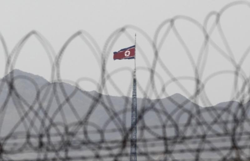 Un militaire nord-coreen passe au sud par la zone demilitarisee