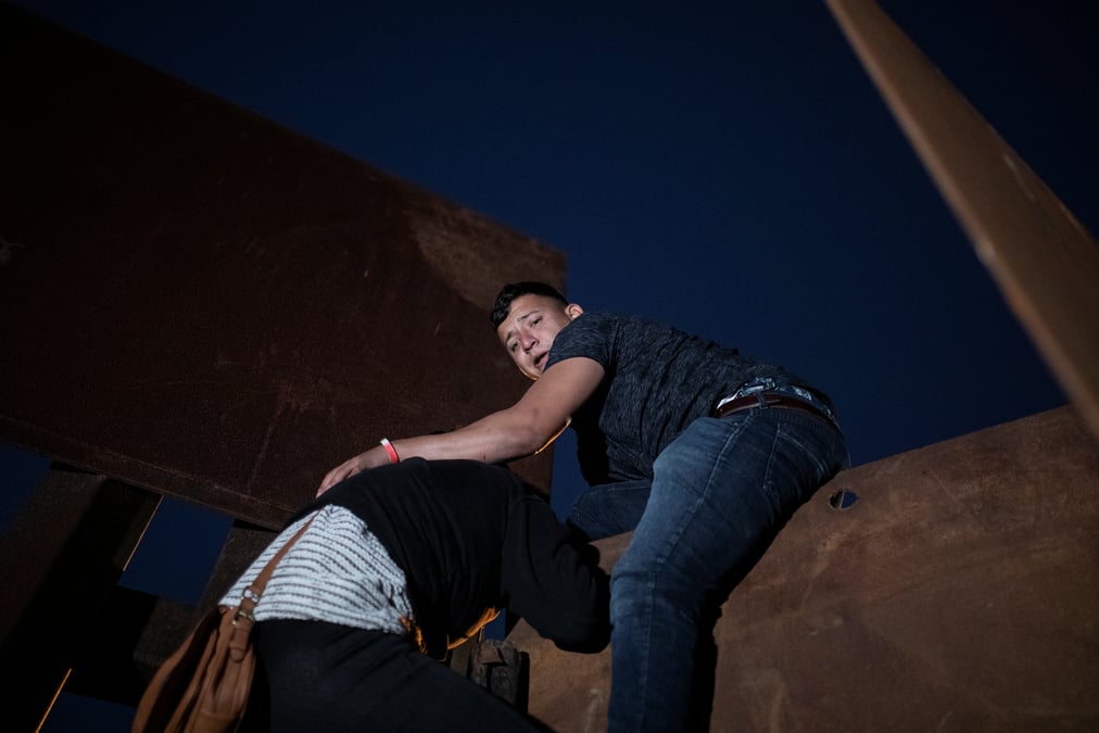 Des migrants de la caravane entrent aux etats-unis