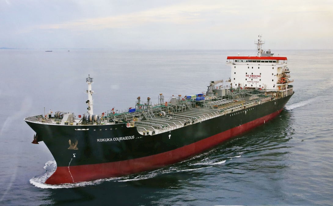 Golfe d'oman: le kokuka courageous remorque vers les emirats, le front altair stabilise