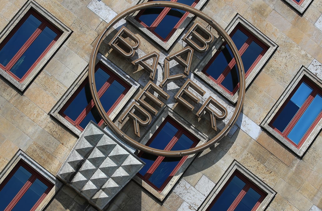 Bayer va passer une lourde charge de depreciation et encore reduire ses couts
