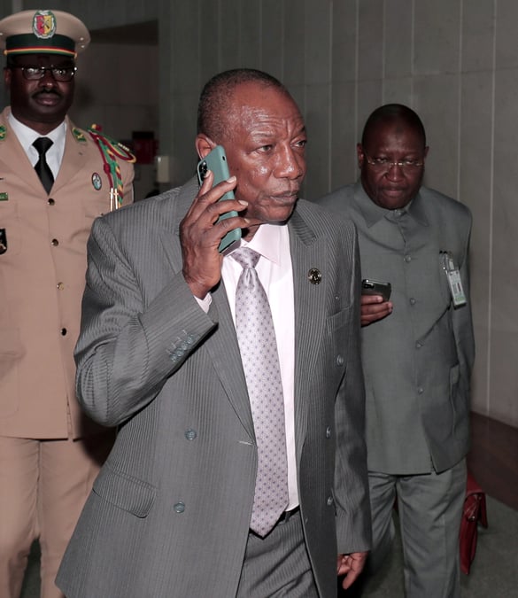 Conde largement reelu president en guinee, selon des resultats partiels