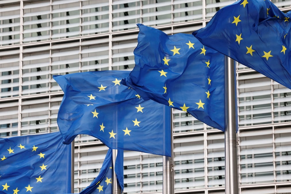 Photo d'archives des drapeaux de l'union europeenne a bruxelles