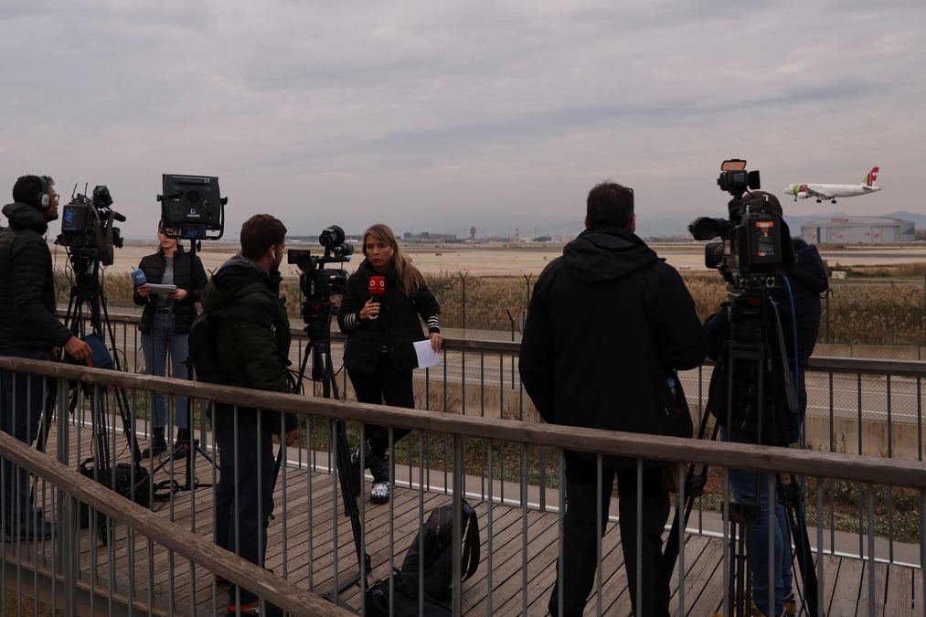 Des migrants s'echappent d'un avion lors d'un atterrissage d'urgence a barcelone