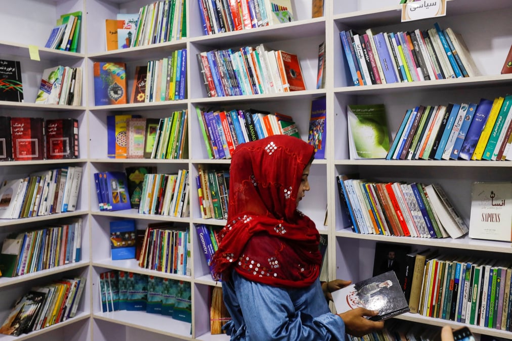 Une femme afghane dans une librairie pour femmes a kaboul