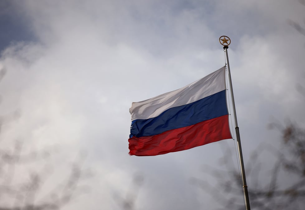 Le drapeau national de la russie flotte au sommet de l'ambassade russe a berlin