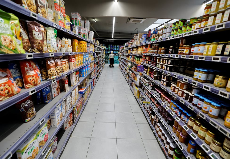 Un client fait ses courses dans un supermarche a nice
