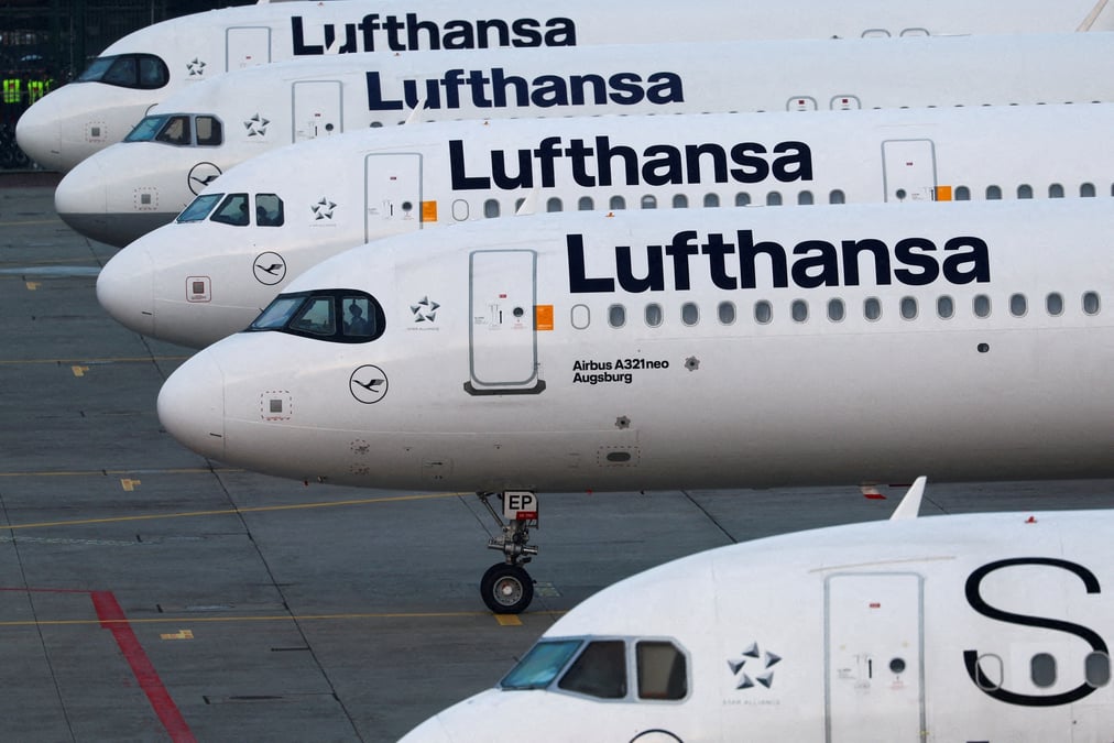 Avions de la lufthansa stationnes a l'aeroport de francfort