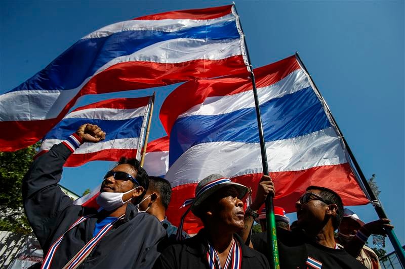 Les manifestants thaïlandais visent les ministères et la Bourse