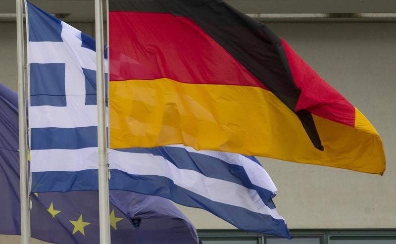 Angela merkel n'exclut pas de discuter amenagement de la dette grecque
