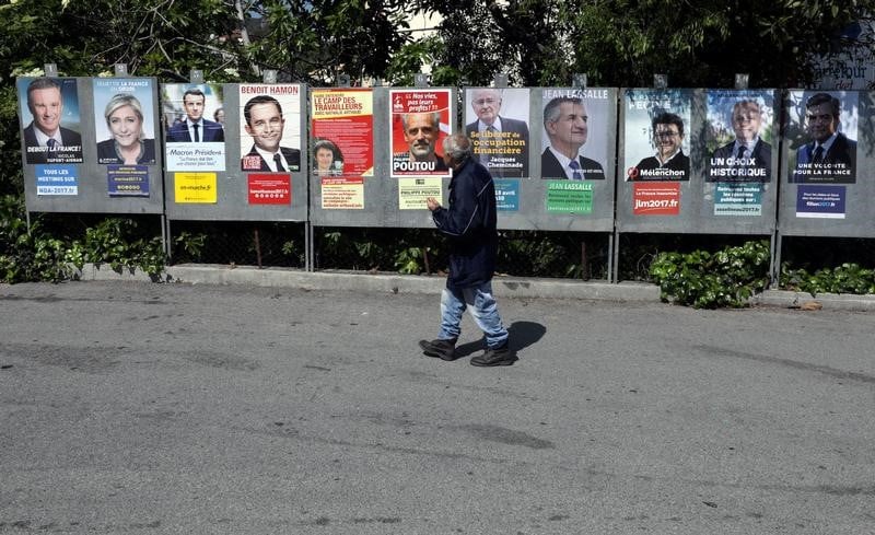 Macron et le pen gardent leurs poursuivants a distance