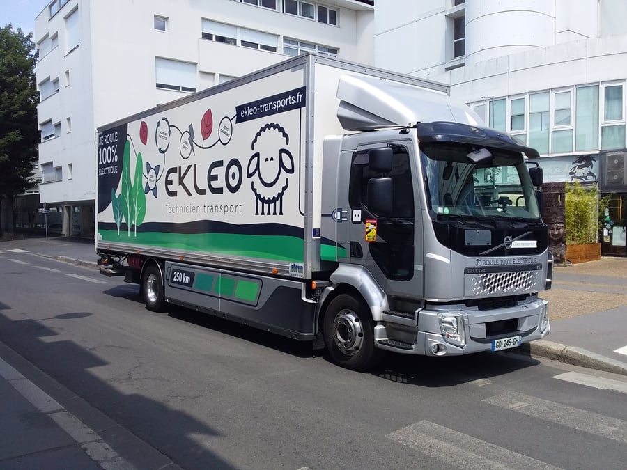 Via ses nouveaux camions électriques, Ekleo s’est fixé un objectif de 400 000 kilomètres décarbonés en 2025, soit 10% du flux total de son parc.