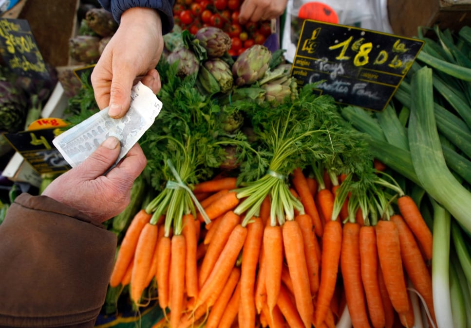 Un client achete des legumes sur un marche a nice