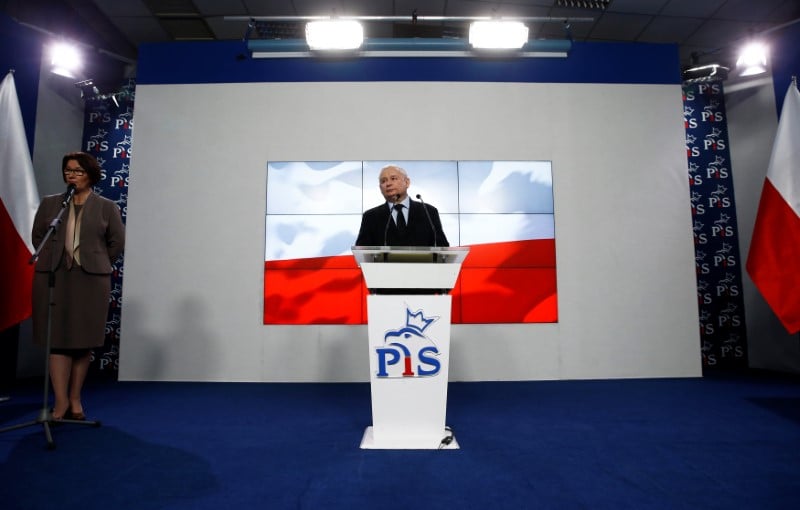Les conservateurs polonais multiplient les promesses electorales