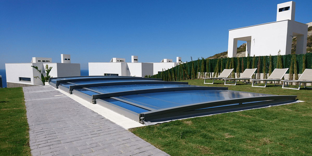 Spécialisé dans l'abri de piscine, Azenco a notamment développé un produit téléscopique