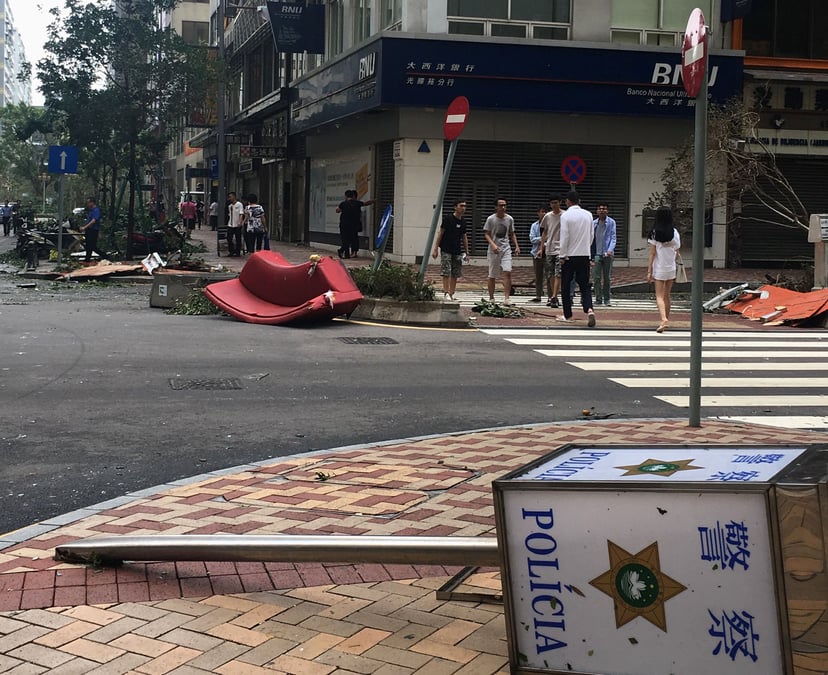 Huit morts, des disparus apres le passage du typhon hato a macao