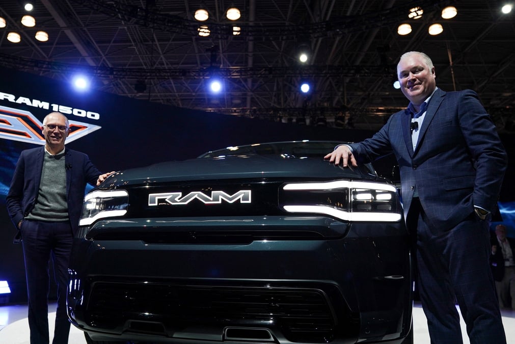 Photo de mike koval et carlos tavares au salon de l'automobile de new york