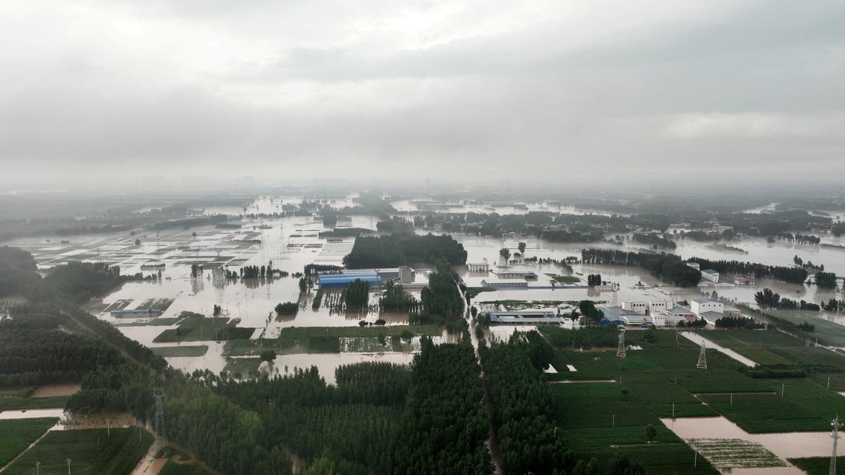Terres agricoles et maisons inondees pres du village de tazhao en chine