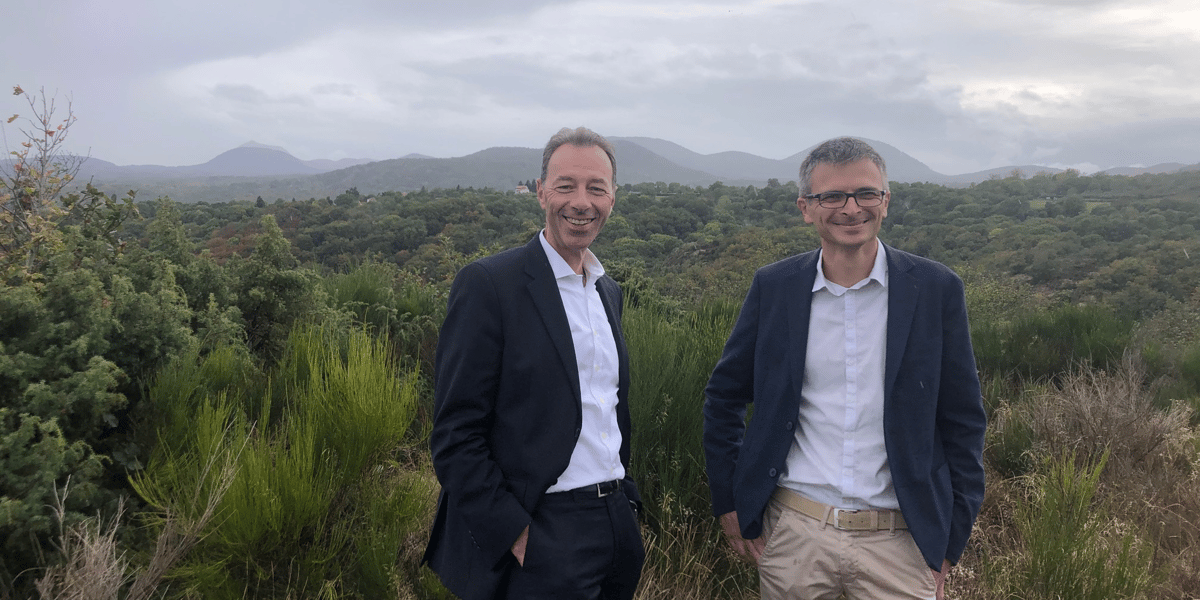 François Eyraud, directeur général de Danone France (à gauche), et Emmanuel Gérardin (à droite), directeur de la SEV, ont annoncé les mesures prises afin de préserver l'eau de l'impluvium de Volvic.
