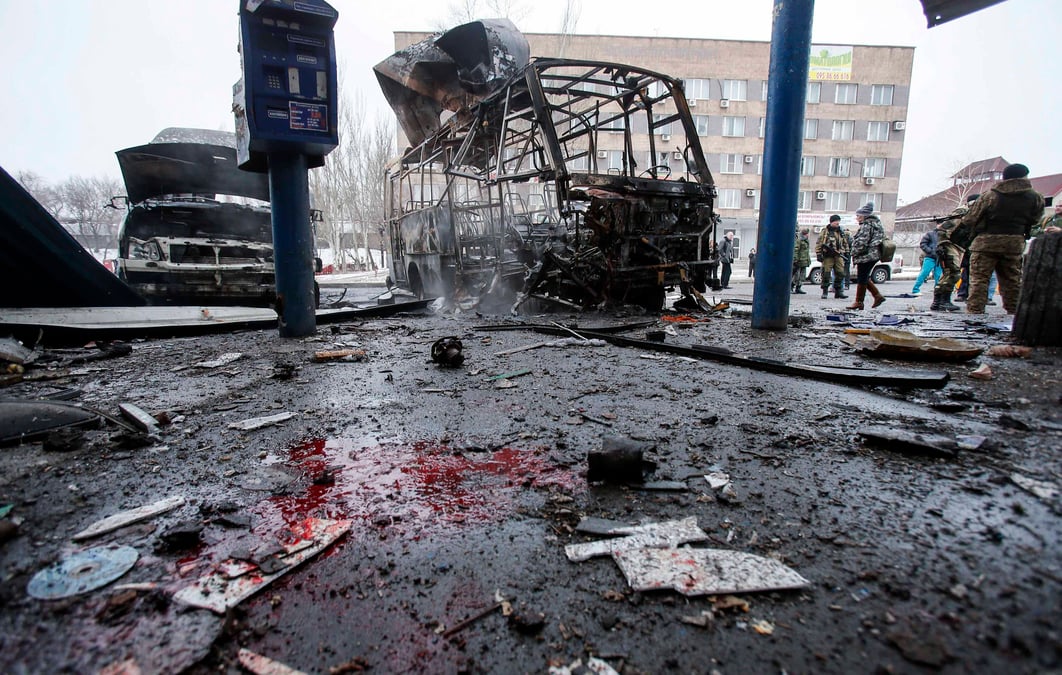 Une station de bus frappee par un obus a donetsk