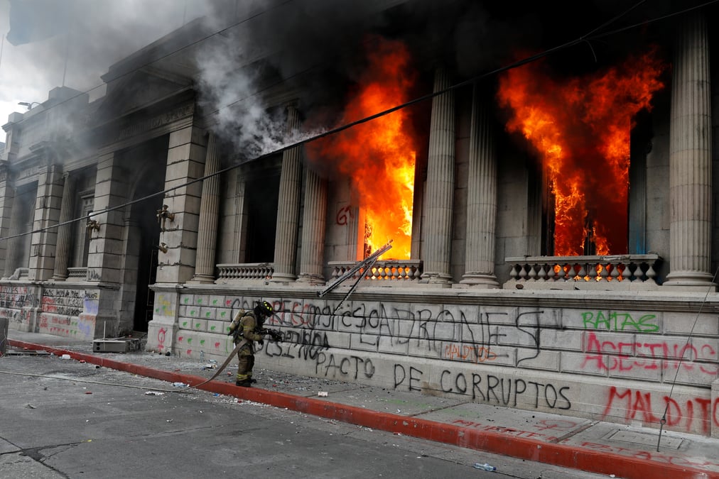 Guatemala: des manifestants incendient le batiment du congres
