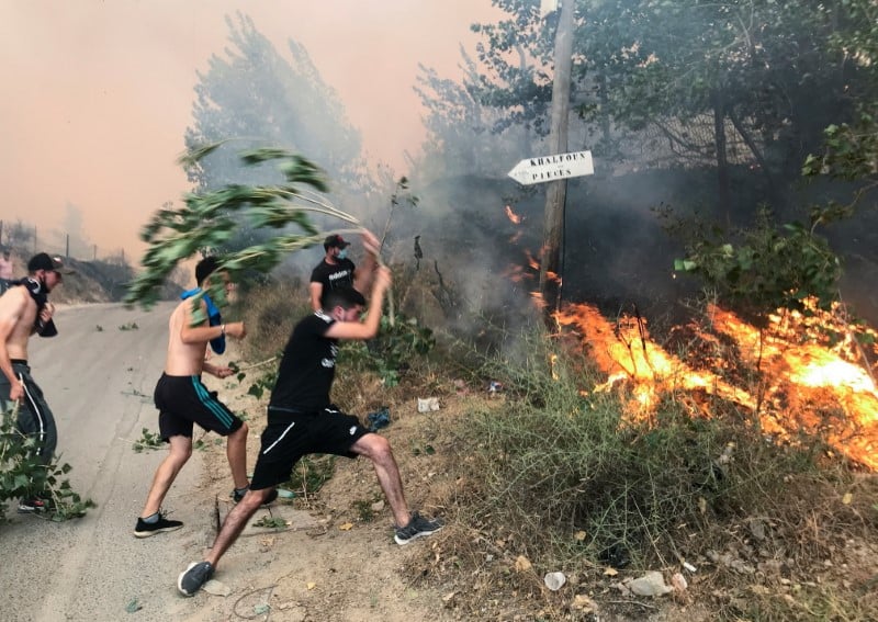 En algerie, le bilan des feux de foret s'alourdit a 65 morts, rapporte la television d'etat