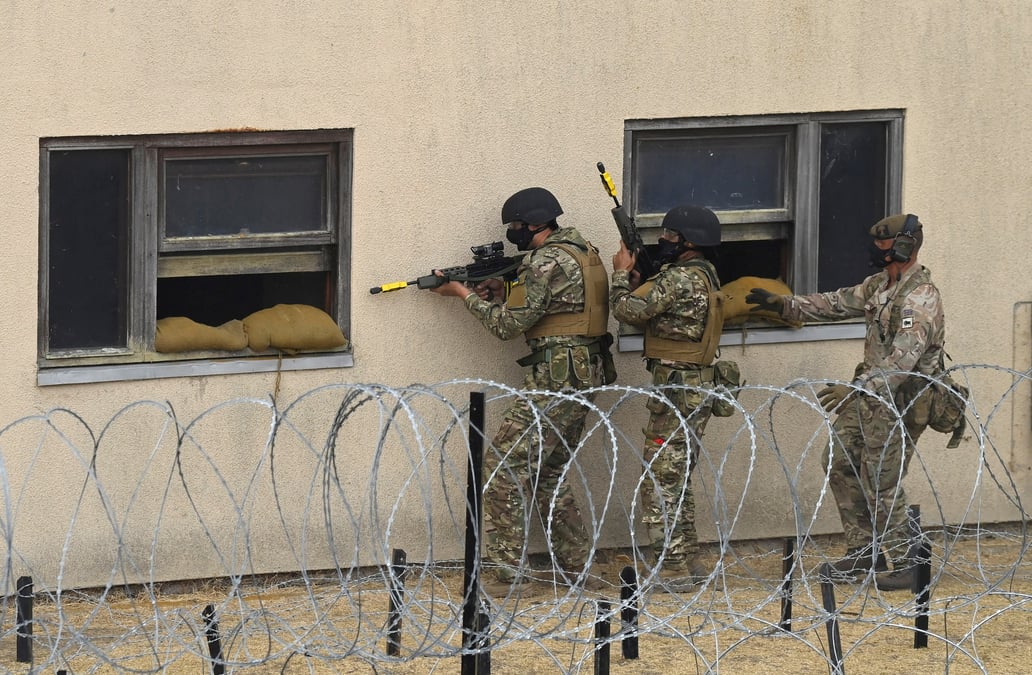 Des recrues ukrainiennes participent a un exercice de combat urbain