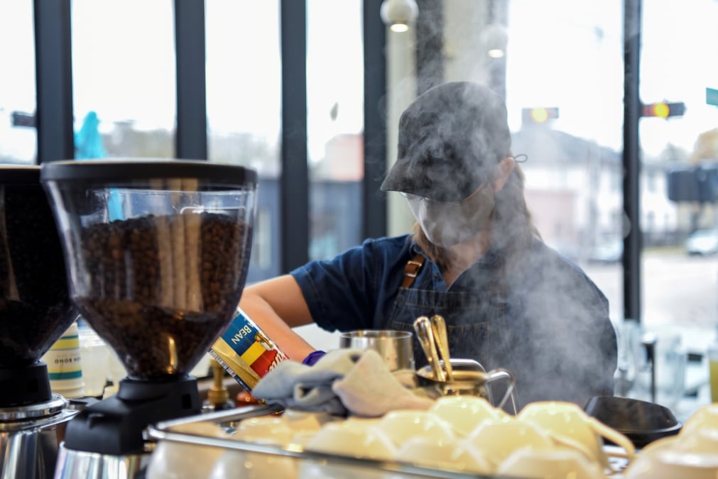 Photo d'archives d'un barista qui prepare du cafe pour un client a houston