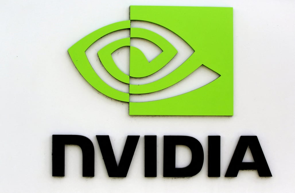Le logo nvidia devant le siege de la societe, en californie