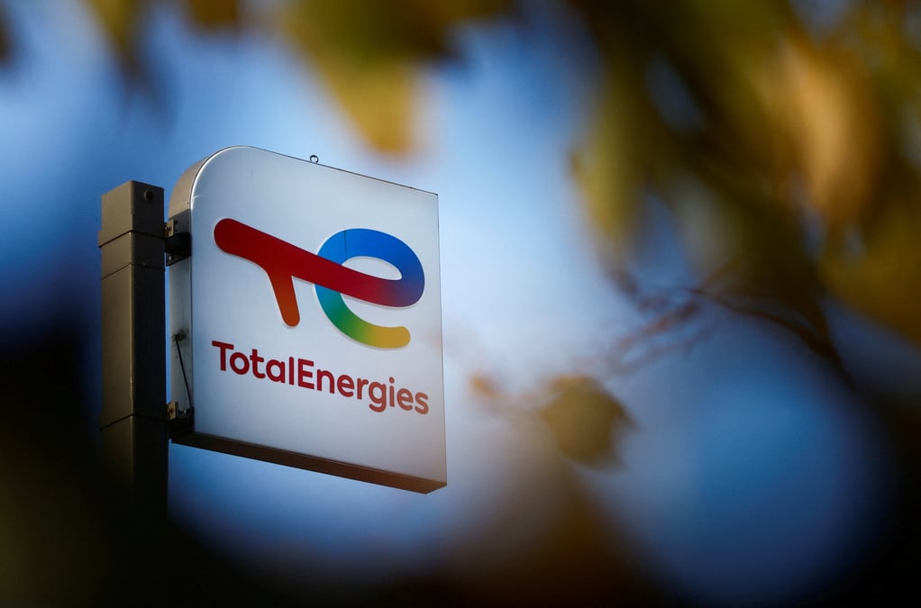 Le logo de totalenergies dans une station-service pres de nantes