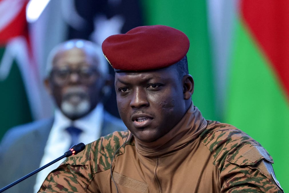 Le president par interim du burkina faso, ibrahim traore, assiste a une session du sommet russie-afrique a saint-petersbourg