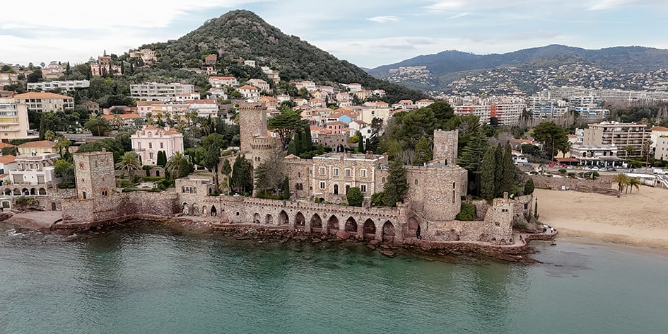 La forêt de mimosas ou le château de La Napoule (ci-contre) sont à découvrir.
