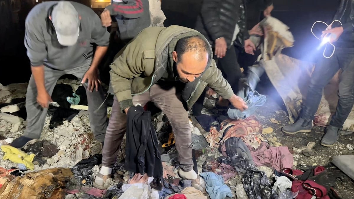 Des palestiniens inspectent le site d'une frappe israelienne sur une ecole abritant des personnes deplacees, dans le contexte du conflit israelo-palestinien, a khan younes dans le sud de la bande de gaza