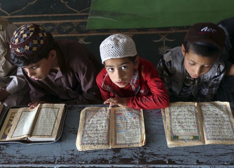 Pres de la moitie des enfants afghans descolarises