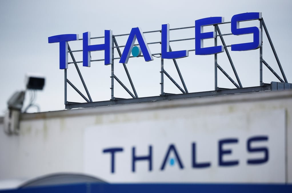 Le logo de thales sur un batiment de l'entreprise a brest, france